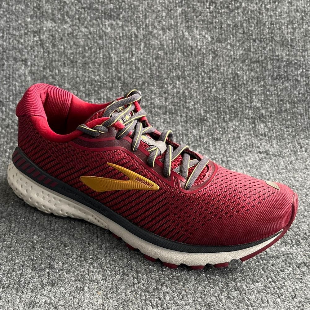 Brooks Adrenaline 20 GTS Burgundy Red Runner with Gold Accent Women's size 8
